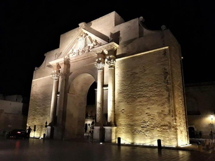 Elegante Appartamento Nel Cuore Del Barocco Lecce Luaran gambar